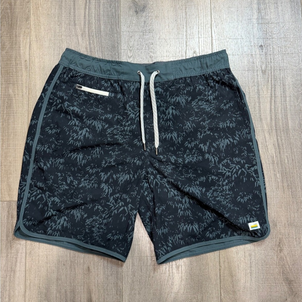 Vuori Banks Shorts Mens Large 7" Charcoal Palm Print Athletic Board Shorts